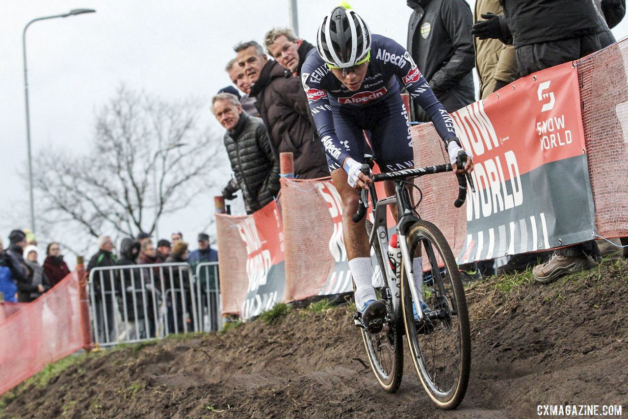 Ceylin Alvarado faced a choice of racing U23 or Elite at Worlds. © B. Hazen / Cyclocross Magazine