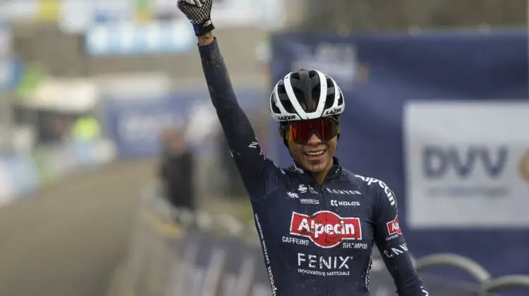 Ceylin Alvarado showed off the new navy kit of Alpecin - Fenix. 2020 GP Sven Nys. © B. Hazen / Cyclocross Magazine