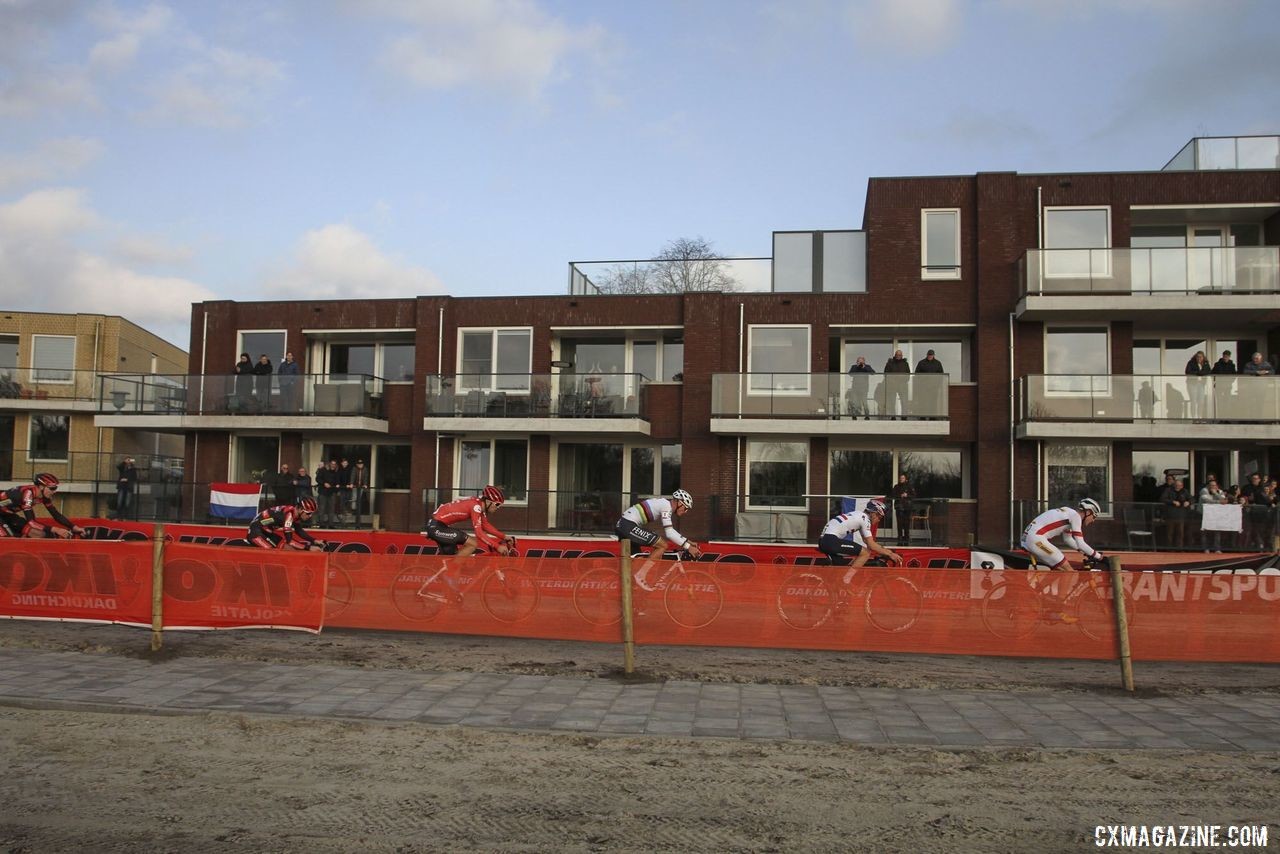 A sizeable group formed early in the race. 2020 World Cup Hoogerheide, Netherlands. © B. Hazen / Cyclocross Magazine