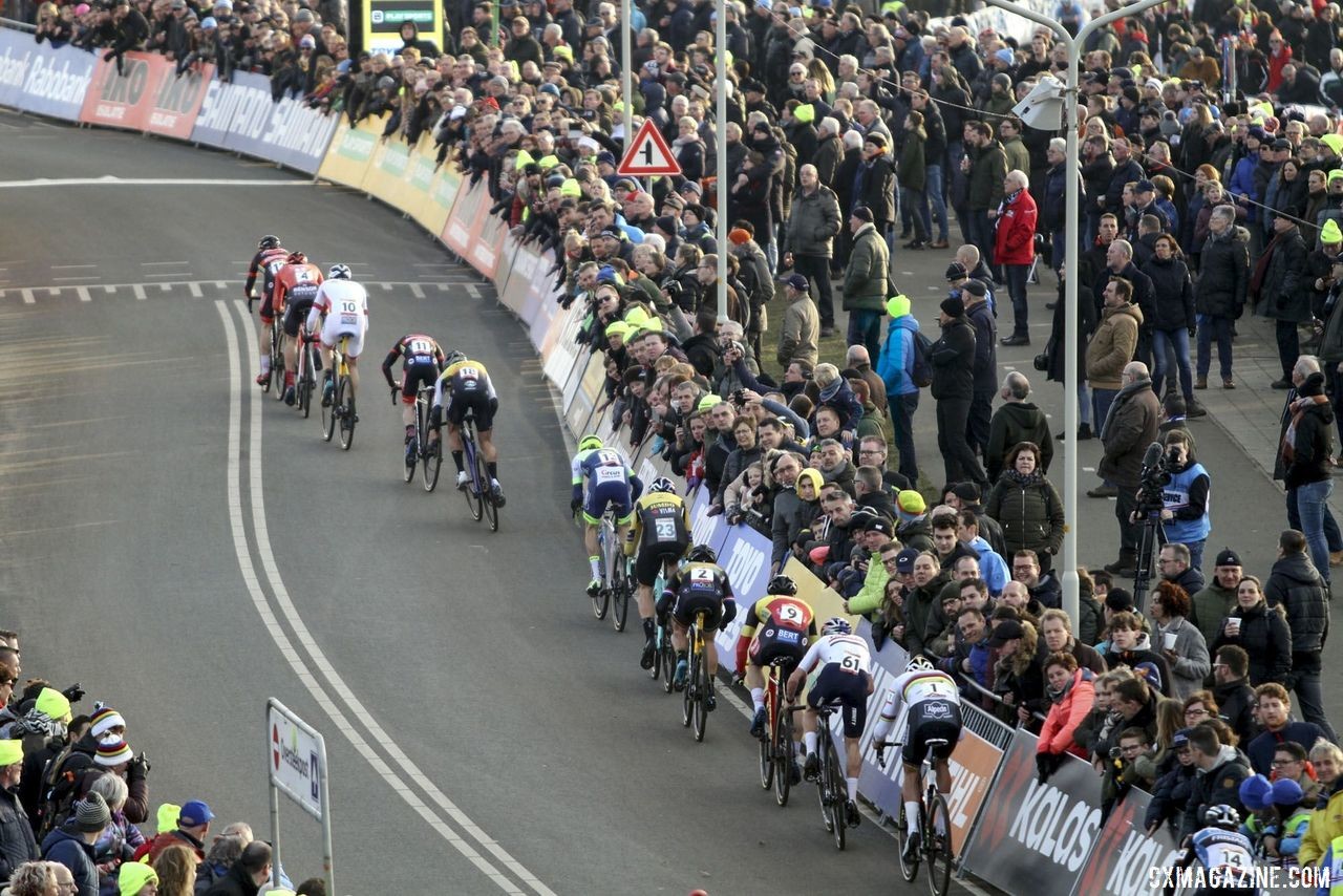 The lead group included 13 riders at one point. 2020 World Cup Hoogerheide, Netherlands. © B. Hazen / Cyclocross Magazine