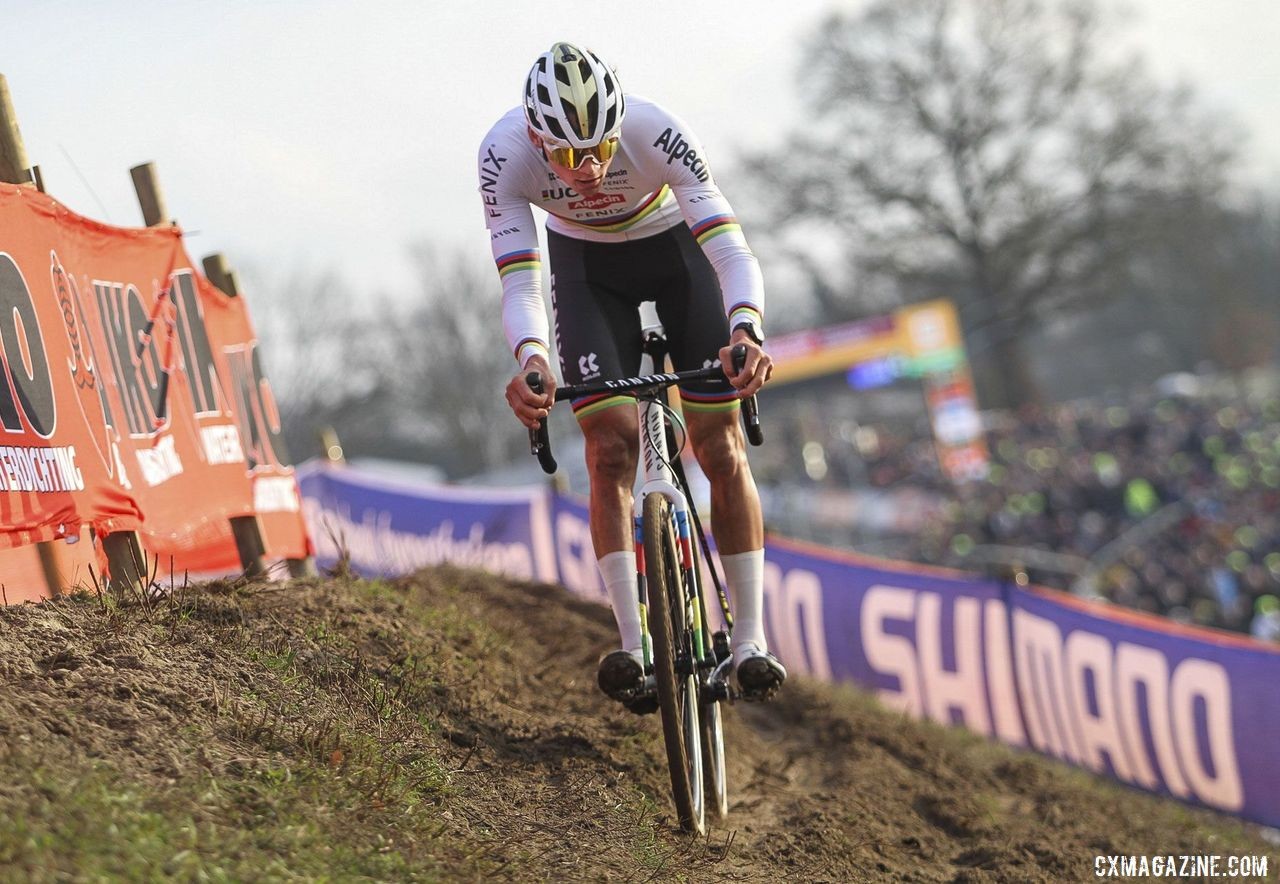 Van der Poel attacked in Lap 6 and went clear. 2020 World Cup Hoogerheide, Netherlands. © B. Hazen / Cyclocross Magazine