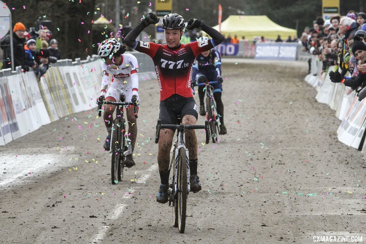 Annemarie Worst took the win in a sprint. 2020 World Cup Nommay. © B. Hazen / Cyclocross Magazine