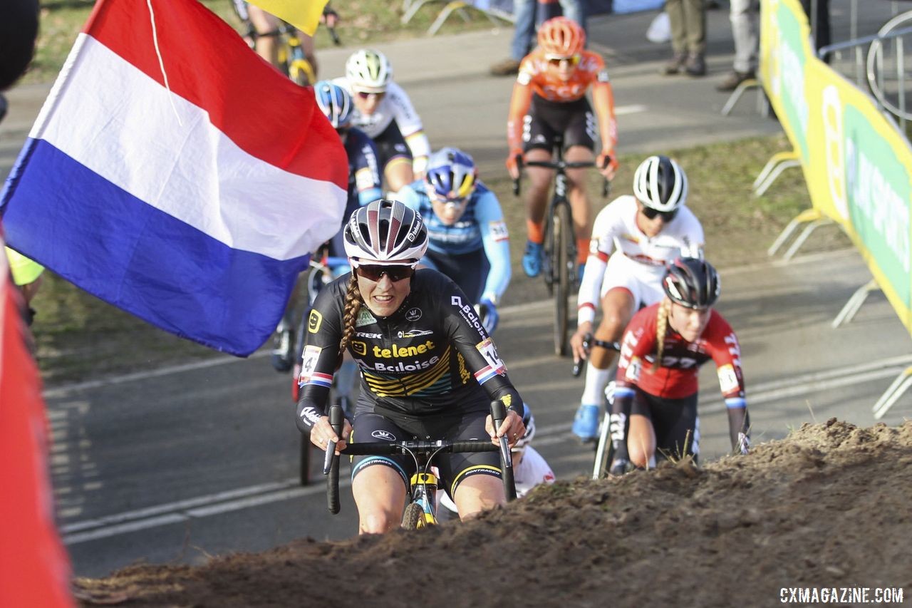 Lucinda Brand leads a group of riders early in the race. 2020 World Cup Hoogerheide, Netherlands. © B. Hazen / Cyclocross Magazine