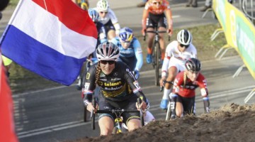 Lucinda Brand leads a group of riders early in the race. 2020 World Cup Hoogerheide, Netherlands. © B. Hazen / Cyclocross Magazine