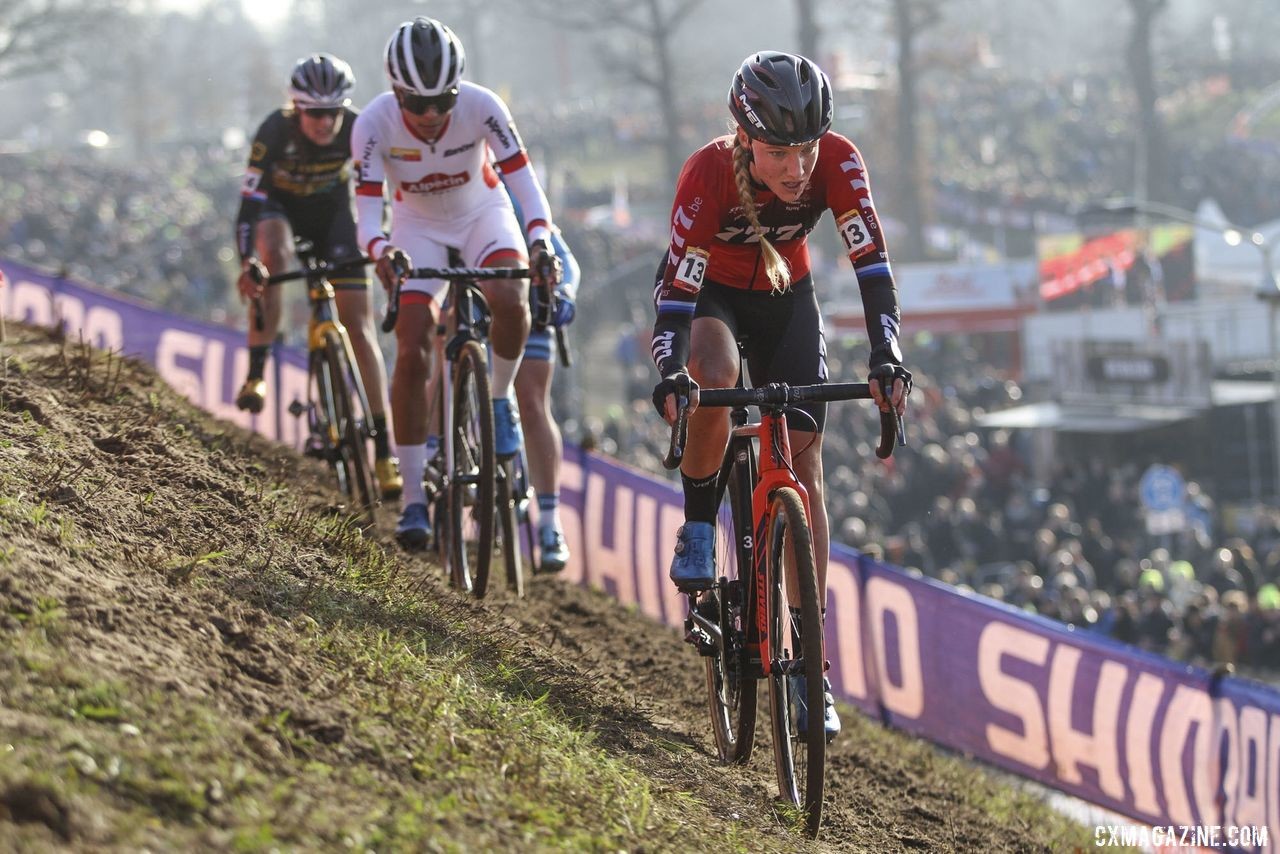 Annemarie Worst leads the group of riders battling at the front. 2020 World Cup Hoogerheide, Netherlands. © B. Hazen / Cyclocross Magazine