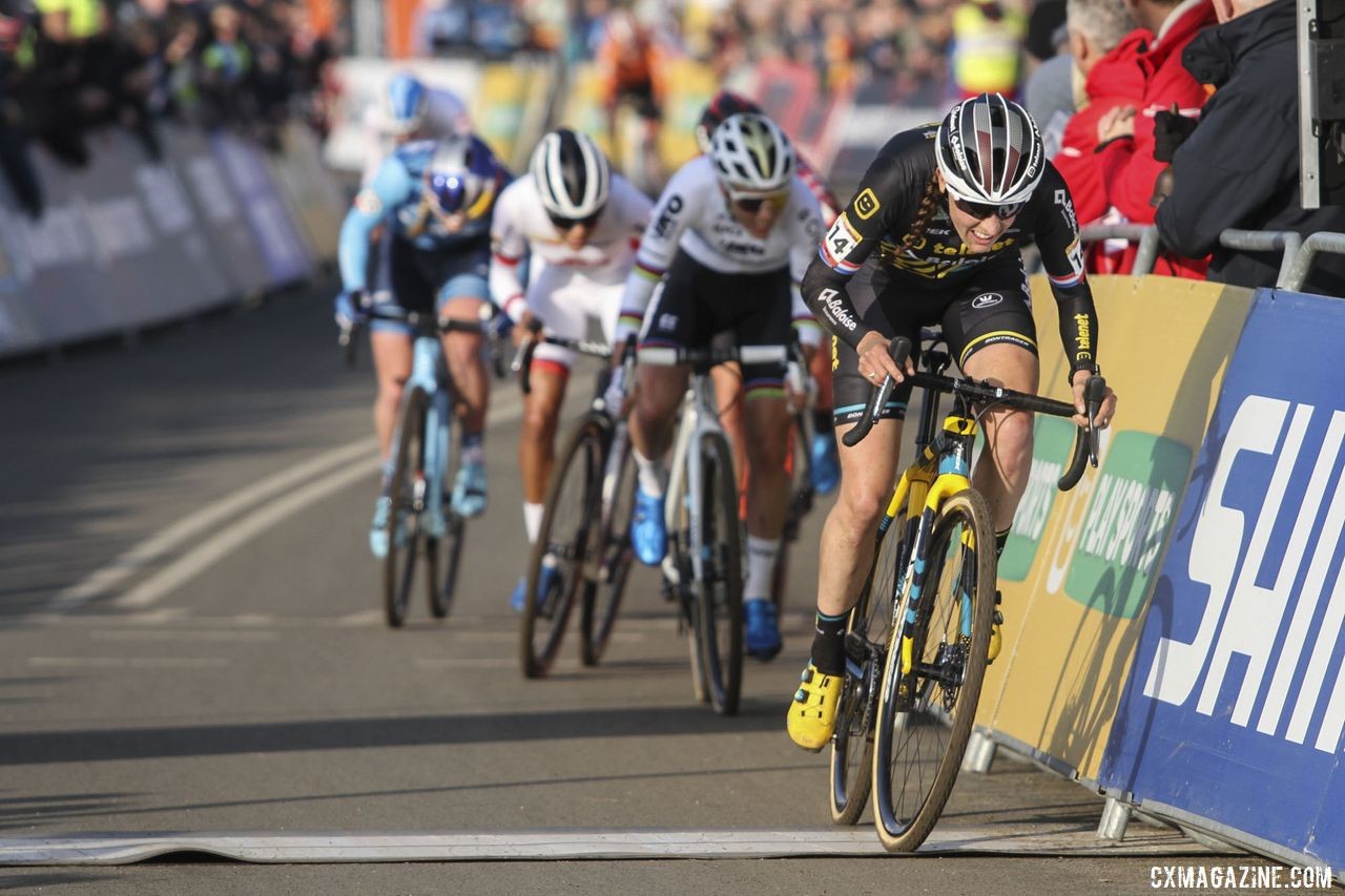 Brand attacked at the start of the last lap. 2020 World Cup Hoogerheide, Netherlands. © B. Hazen / Cyclocross Magazine