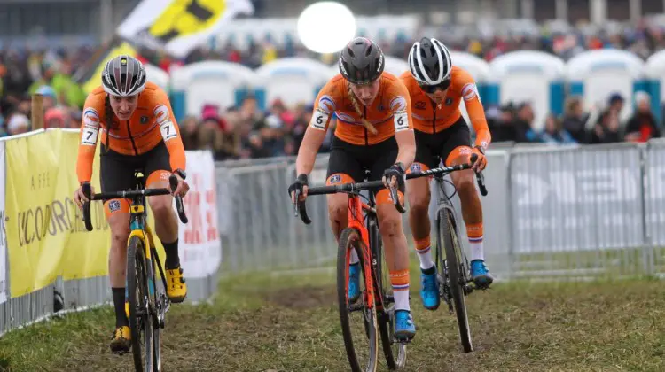 Brand kept dangling and then returning to the front. She fell one cycle short of the title. 2020 UCI Cyclocross World Championships, Dübendorf, Switzerland. © B. Hazen / Cyclocross Magazine