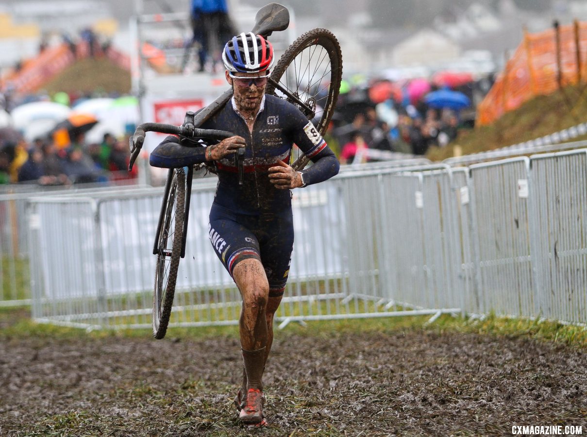 In just her third season racing cyclocross, Riberolle ran away to a rainbow jersey. U23 Women, 2020 UCI Cyclocross World Championships, Dübendorf, Switzerland. © B. Hazen / Cyclocross Magazine