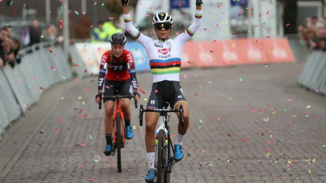 Alvarado beats Worst in a sprint once again. Elite Women. 2020 Vestingcross Hulst. © B. Hazen / Cyclocross Magazine