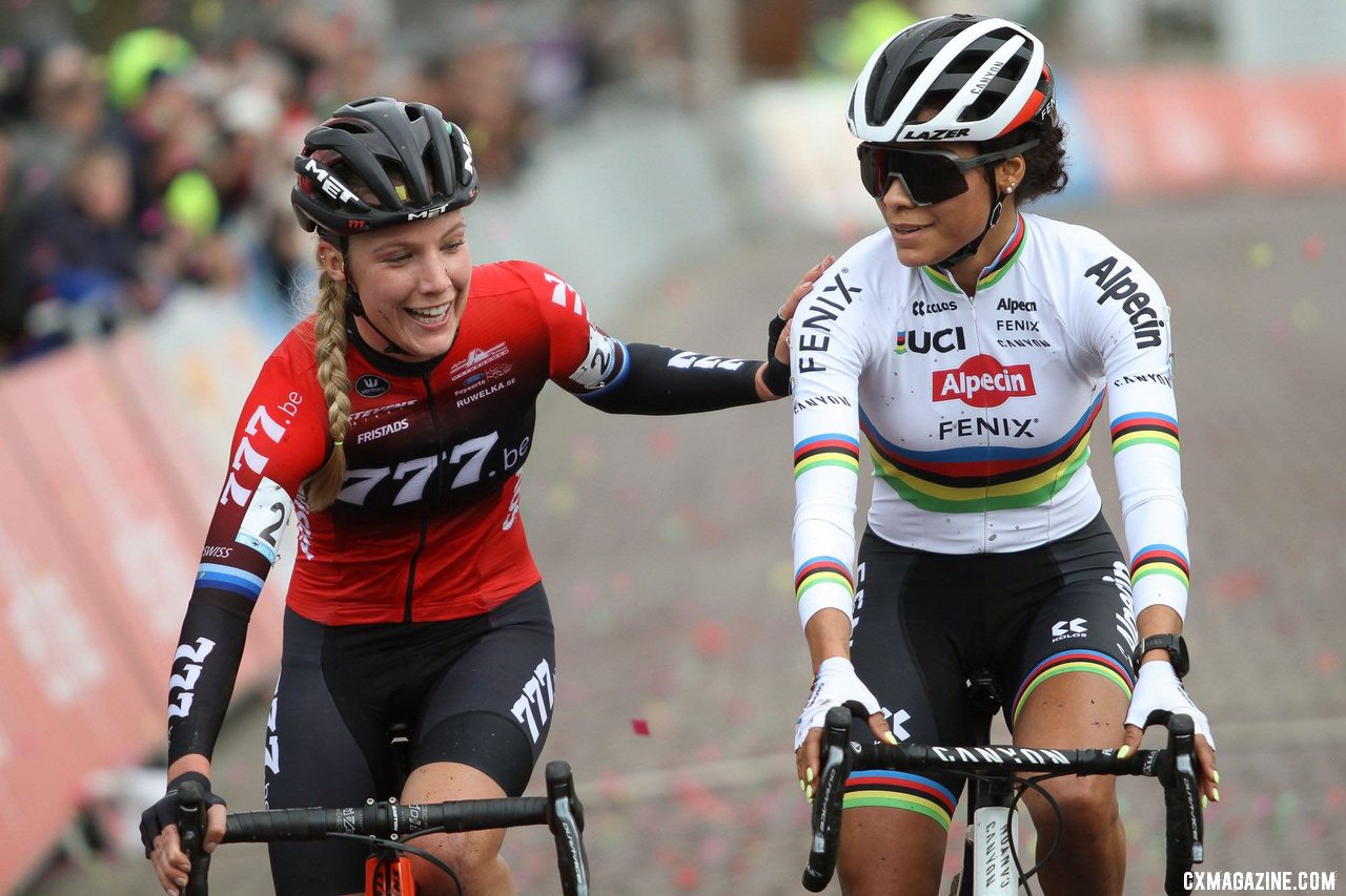 The two rivals share a sporting moment. Elite Women. 2020 Vestingcross Hulst. © B. Hazen / Cyclocross Magazine