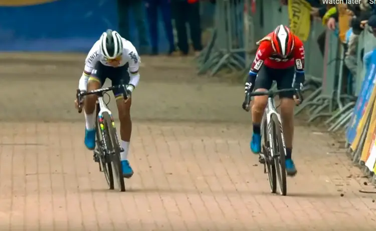 Annmarie Worst and Ceylin del Carmen Alvarado sprint for victory at the 2020 DVV Krawatencross