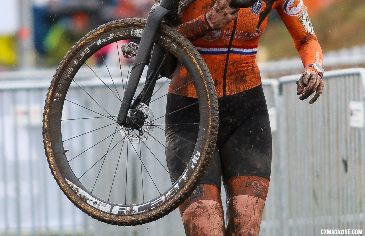 Manon Bakker's wheel choice and tire choice cost her a contract for the rest of the season. 2020 UCI Cyclocross World Championships, Dübendorf, Switzerland. © B. Hazen / Cyclocross Magazine