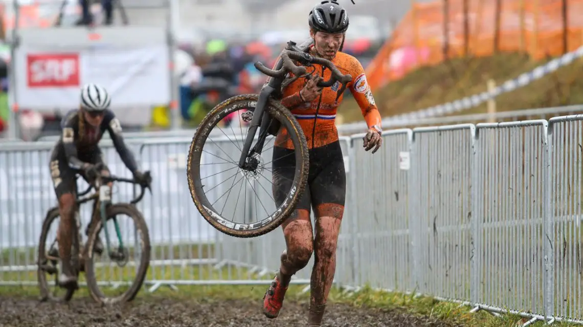 Manon Bakker's wheel choice and tire choice cost her a contract for the rest of the season. 2020 UCI Cyclocross World Championships, Dübendorf, Switzerland. © B. Hazen / Cyclocross Magazine