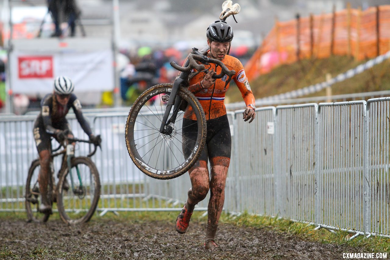 Manon Bakker's wheel choice and tire choice cost her a contract for the rest of the season. 2020 UCI Cyclocross World Championships, Dübendorf, Switzerland. © B. Hazen / Cyclocross Magazine