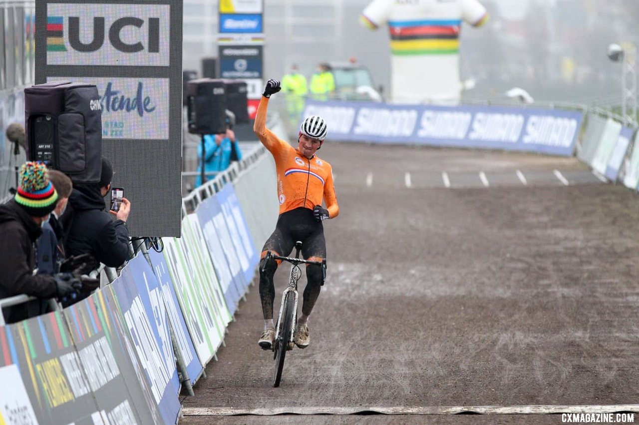 Van der Poel wins his fourth Elite Men's World Championship title. 2021 Cyclocross World Championships, Ostend, Belgium. © Alain Vandepontseele / Cyclocross Magazine