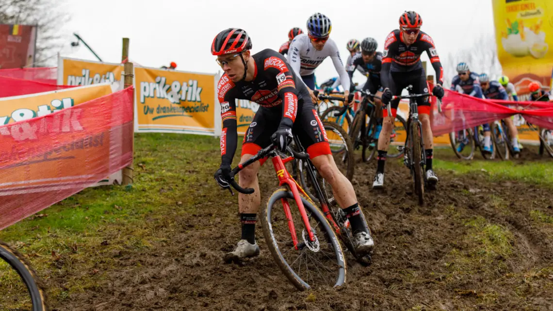 Sweeck amid a group of riders including eventual third-place Pidcock. © Alain Vandepontseele / Cyclocross Magazine