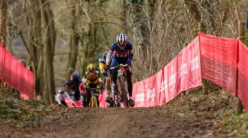 Honsinger leading a group of fellow racers. 2021 UCI Overijse Cyclocross World Cup. © Alain Vandepontseele / Cyclocross Magazine