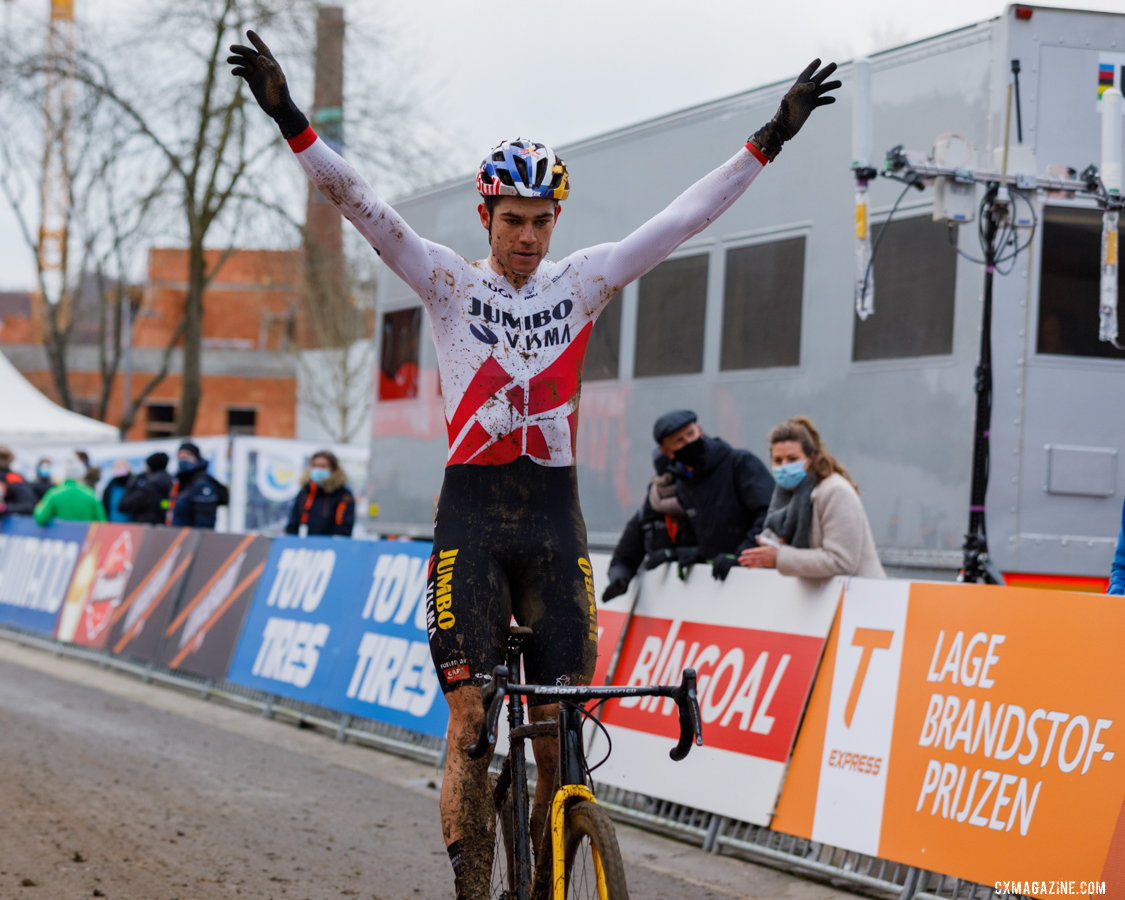 Van Aert stands tall and victorious. Men's Elite Division. © Alain Vandepontseele / Cyclocross Magazine
