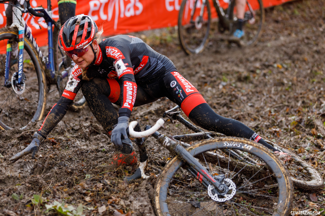 Betsema falls in the mud and missed the podium after leading the race. 2021 UCI Overijse Cyclocross World Cup. © Alain Vandepontseele / Cyclocross Magazine