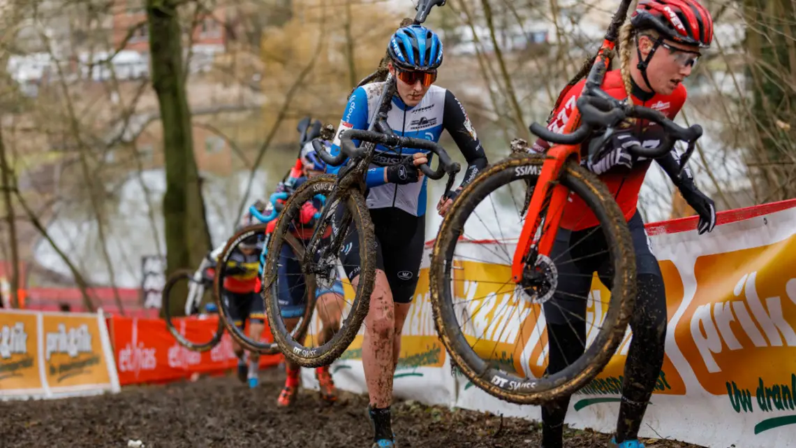 Bakker, in blue, would go on to pass Worst and claim 3rd at Overijse. 2021 UCI Overijse Cyclocross World Cup. © Alain Vandepontseele / Cyclocross Magazine