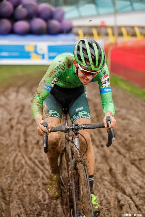 Van Kempen continues through the mud. © Alain Vandepontseele / Cyclocross Magazine