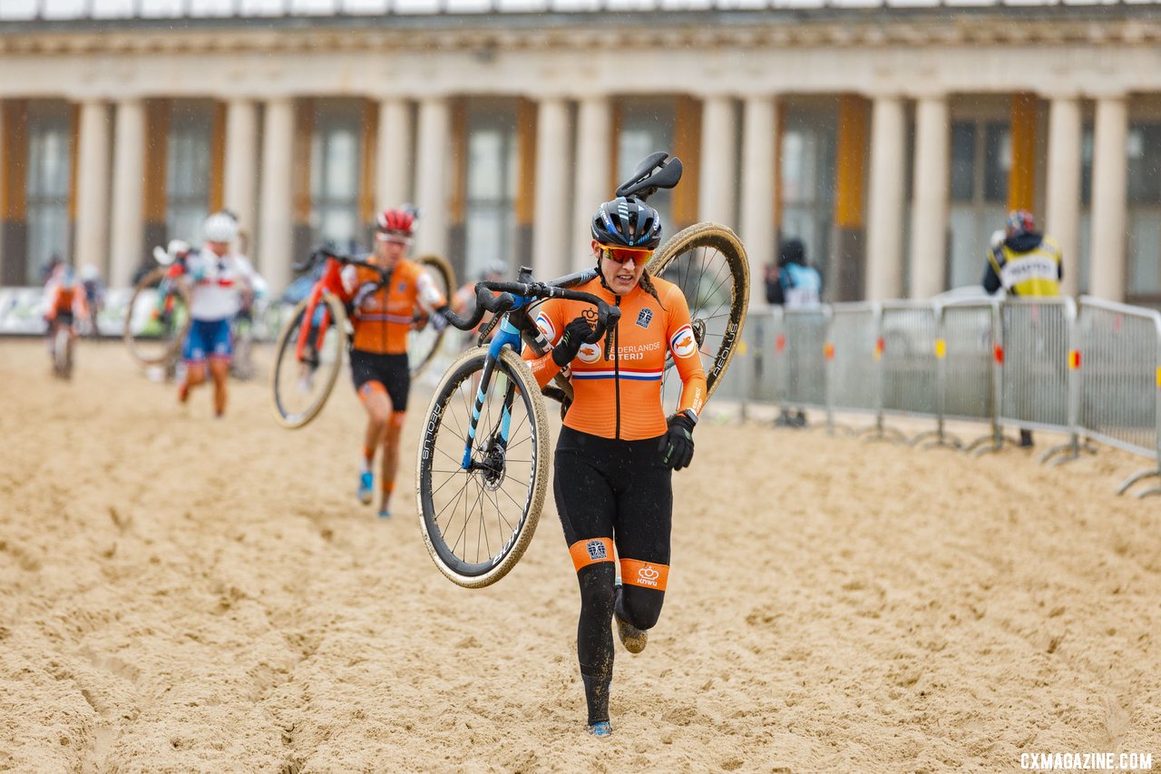 Brand leads the chase of Betsema. Elite Women, 2021 Cyclocross World Championships, Ostend, Belgium. © Alain Vandepontseele / Cyclocross Magazine