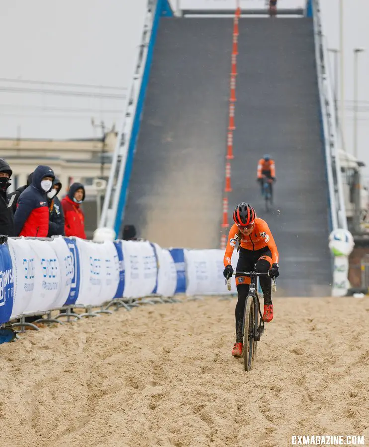 Betsema, the early leader. Elite Women, 2021 Cyclocross World Championships, Ostend, Belgium. © Alain Vandepontseele / Cyclocross Magazine