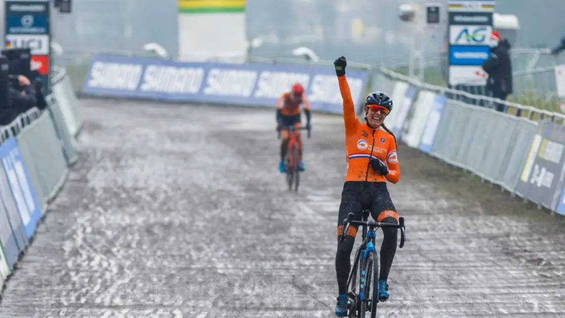 After countless close calls, Lucinda Brand can add World Champ to her palmares. Elite Women, 2021 Cyclocross World Championships, Ostend, Belgium. © Alain Vandepontseele / Cyclocross Magazine