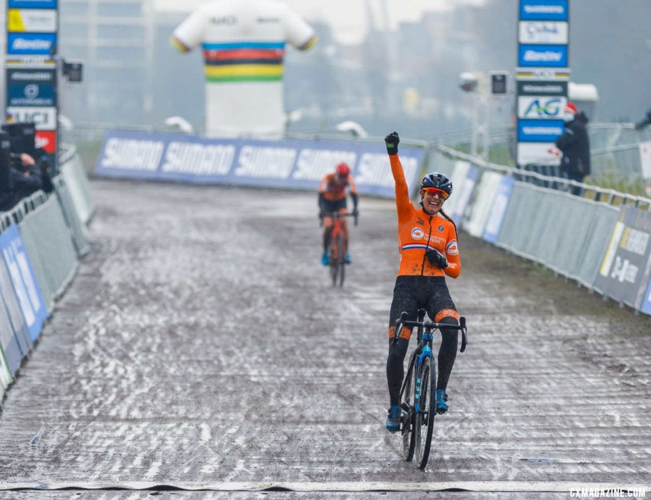 After countless close calls, Lucinda Brand can add World Champ to her palmares. Elite Women, 2021 Cyclocross World Championships, Ostend, Belgium. © Alain Vandepontseele / Cyclocross Magazine