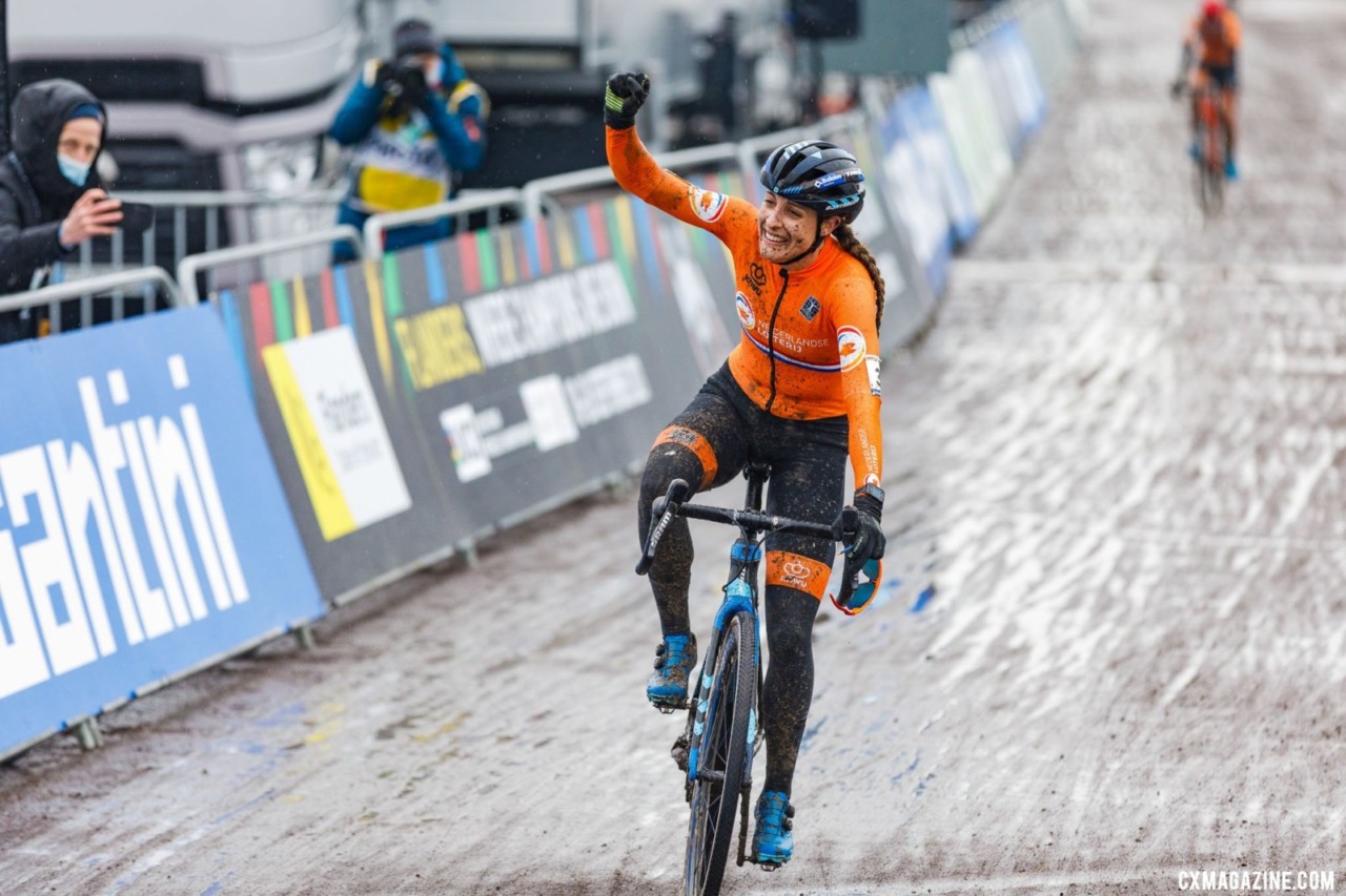 After countless close calls, Lucinda Brand can add World Champ to her palmares. Elite Women, 2021 Cyclocross World Championships, Ostend, Belgium. © Alain Vandepontseele / Cyclocross Magazine