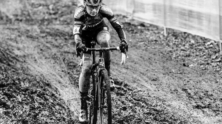 Denise Betsema powers through the mud. photo: 2020 UCI Cyclocross World Cup in Namur. © Cyclocross Magazine