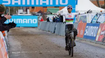 Ceylin del Carmen Alvarado celebrates her win at the 2021 UCI Overijse Cyclocross World Cup. © Alain Vandeponteseele / Cyclocross Magazine