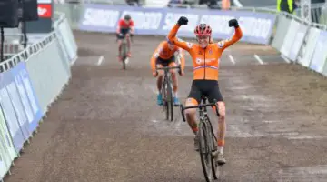 Fem van Empel takes the U23 Women's title. 2021 Cyclocross World Championships, Ostend, Belgium. © Alain Vandepontseele / Cyclocross Magazine