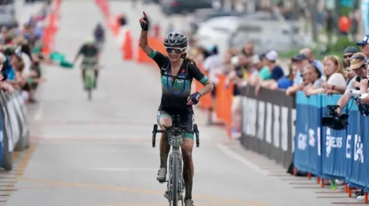 Lauren de Crescenzo wins the 2021 Unbound Gravel 200 race. photo: Unbound Gravel