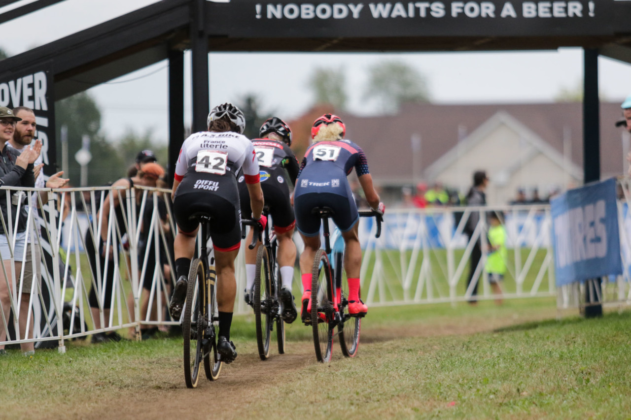 The chase group, but Neff worked her way to the front group from a back row start. 2021 UCI Cyclocross World Cup Waterloo, Elite Women. © D. Mable / Cyclocross Magazine