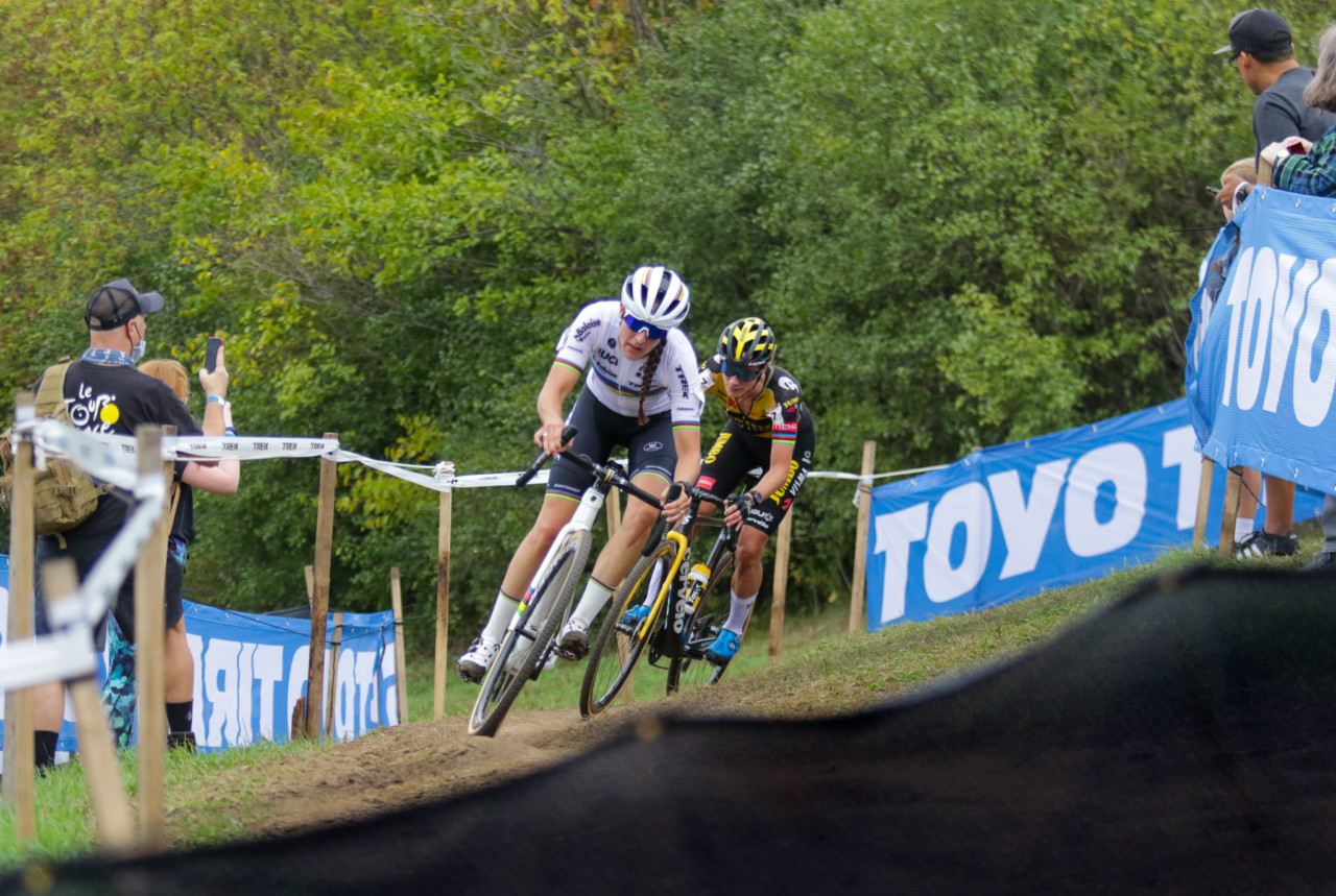 Brand and Vos in their battle for the World Cup win. 2021 UCI Cyclocross World Cup Waterloo, Elite Women. © D. Mable / Cyclocross Magazine