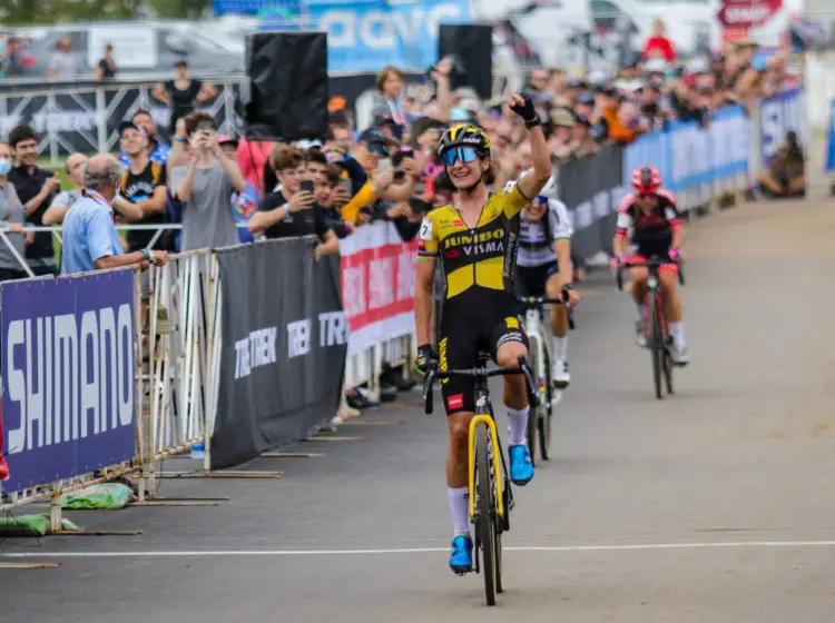 Victory for Vos. 2021 UCI Cyclocross World Cup Waterloo, Elite Women. © D. Mable / Cyclocross Magazine