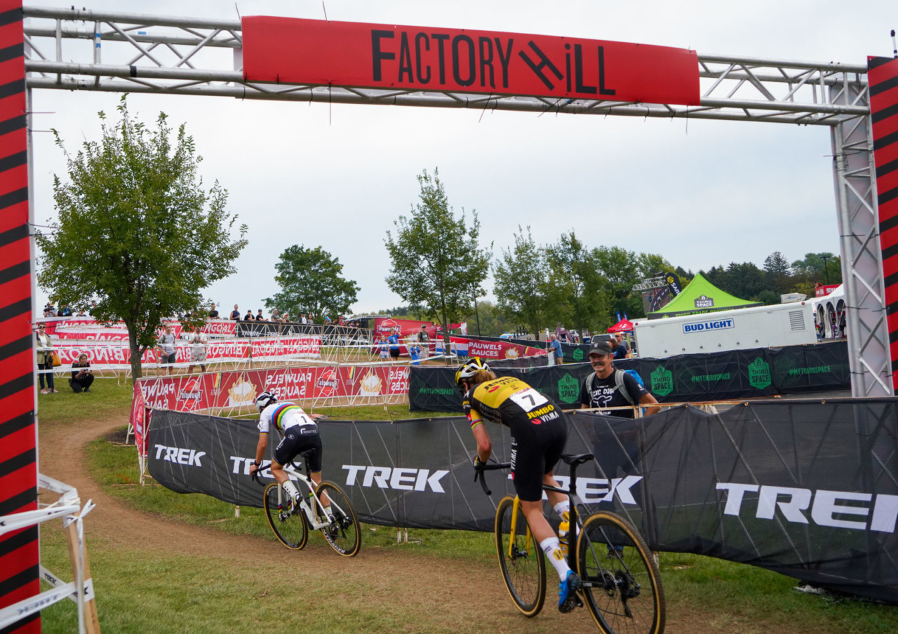 The final two, Brand and Vos. 2021 UCI Cyclocross World Cup Waterloo, Elite Women. © D. Mable / Cyclocross Magazine