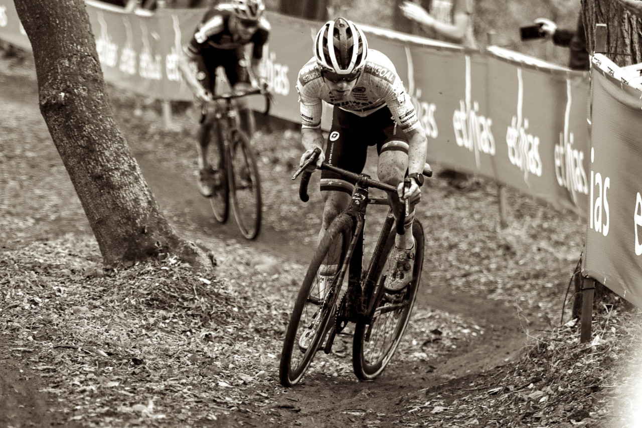 Iserbyt leads teammate Vanthourenhout. 2021 UCI Cyclocross World Cup Waterloo, Elite Men. © D. Mable / Cyclocross Magazine