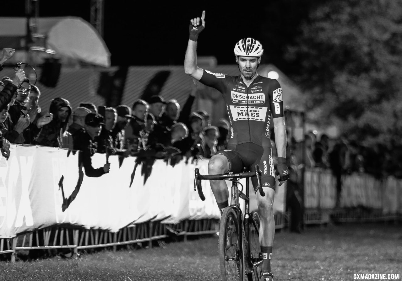 Vincent Baestaens resumed his winning ways at the 2021 Jingle Cross Day 1 Elite Men's race under the lights. © D. Mable / Cyclocross Magazine