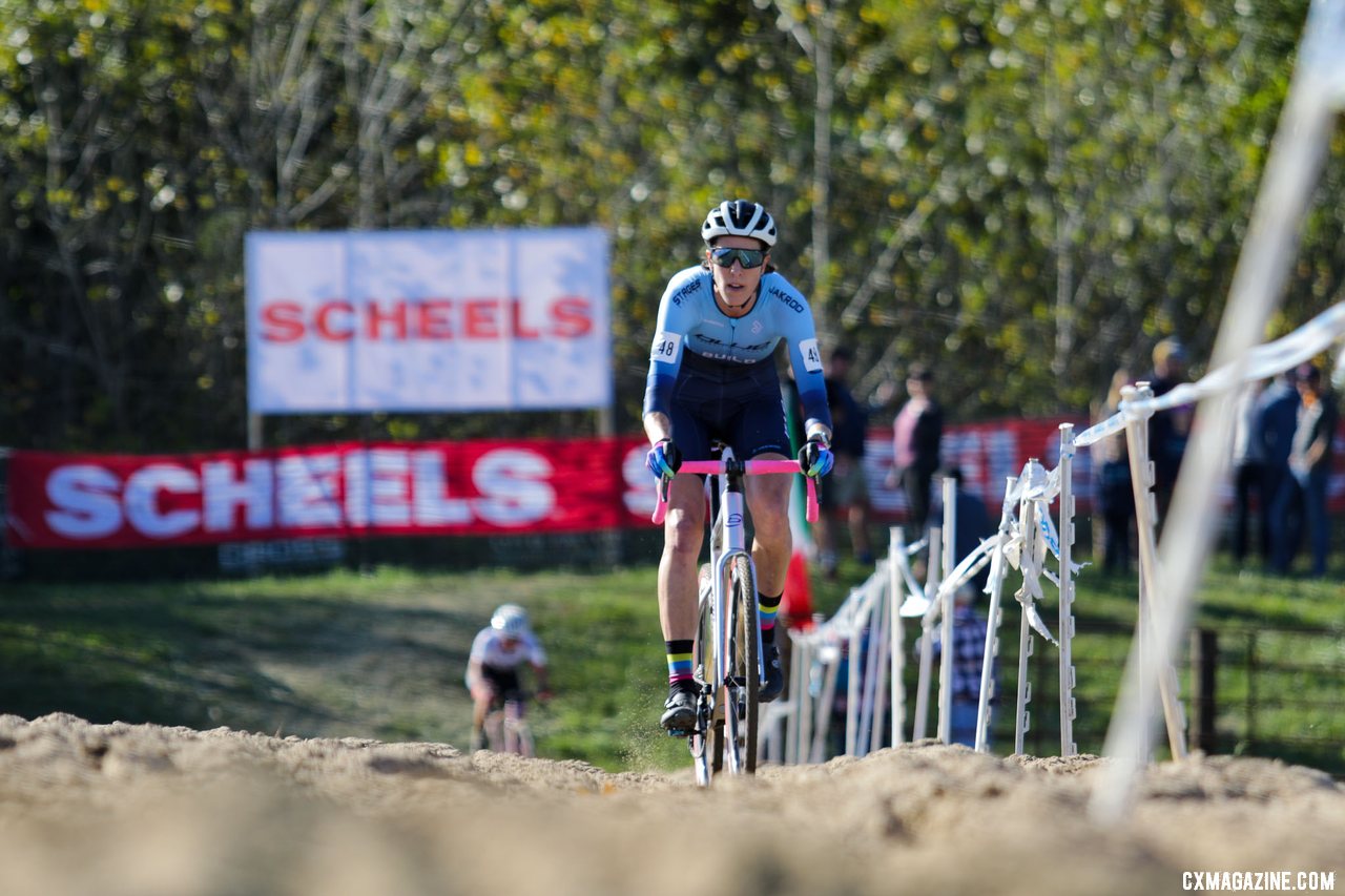 Sunny Gilbert ran Mt. Krumpit to seal second on the day. 2021 Jingle Cross Day 2 Elite Women. © D. Mable / Cyclocross Magazine