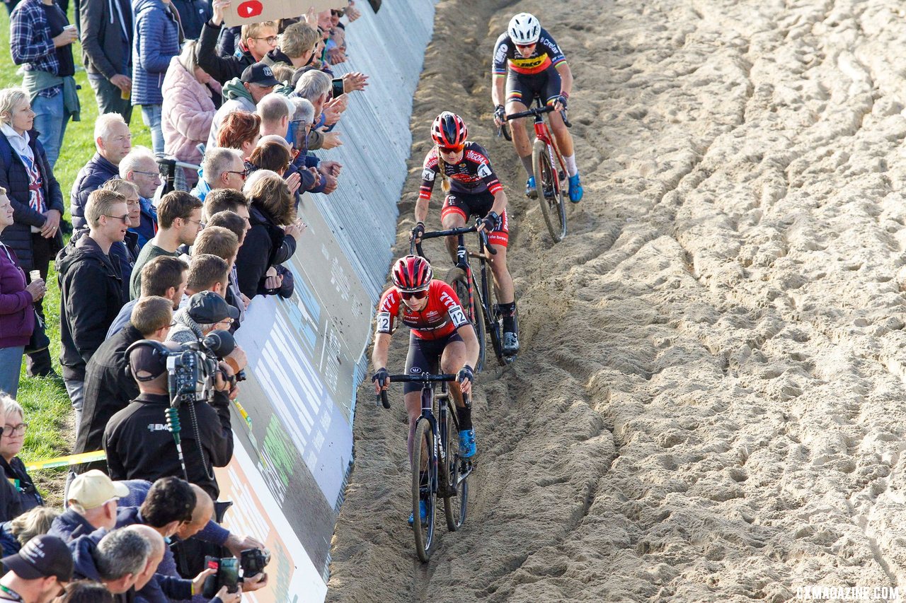 Van der Heijden was at the front early in the race. 2021 Superprestige Ruddervoorde, Elite Women. © B. Hazen / Cyclocross Magazine