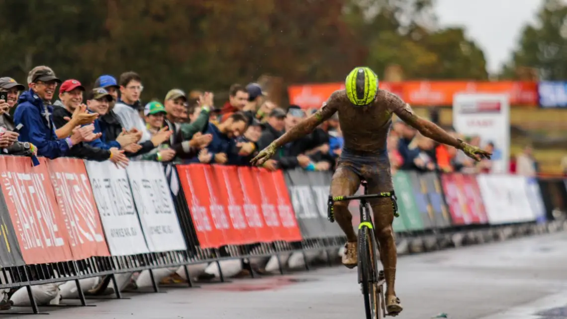 Hermans put on a show for the Arkansas fans. 2021 UCI Cyclocross World Cup Fayetteville, Elite Men. © D. Mable / Cyclocross Magazine