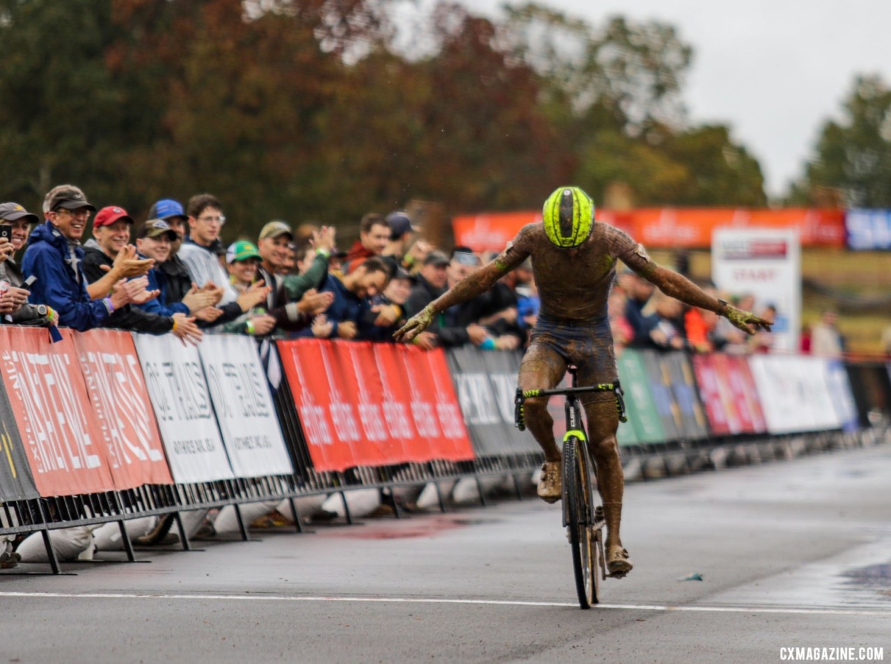 Hermans put on a show for the Arkansas fans. 2021 UCI Cyclocross World Cup Fayetteville, Elite Men. © D. Mable / Cyclocross Magazine