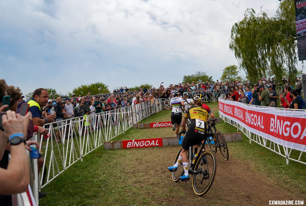 The GOAT, Vos, steps through to the win. 2021 UCI Cyclocross World Cup Waterloo, Elite Women. © D. Mable / Cyclocross Magazine