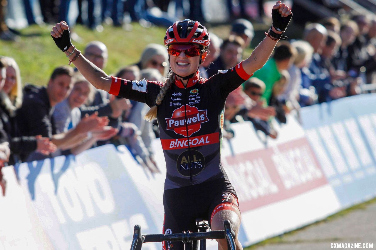 Denise Betsema pulled off a double win weekend. Elite Women. 2021 Zonhoven UCI Cyclocross World Cup. © Cyclocross Magazine