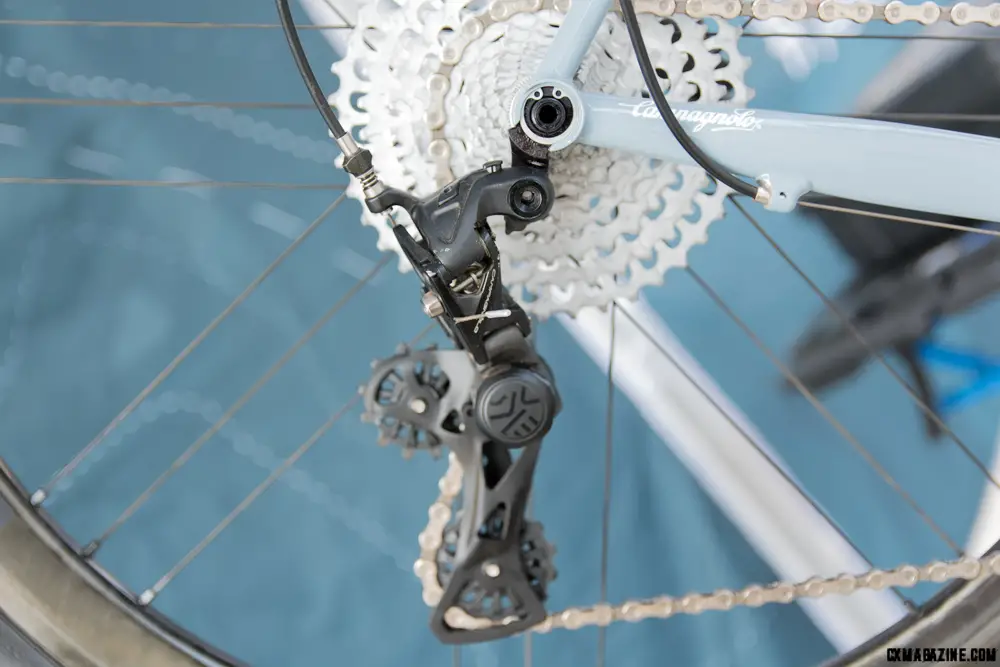 ekar upper pivot has a locking mechanism to aid wheel changes.