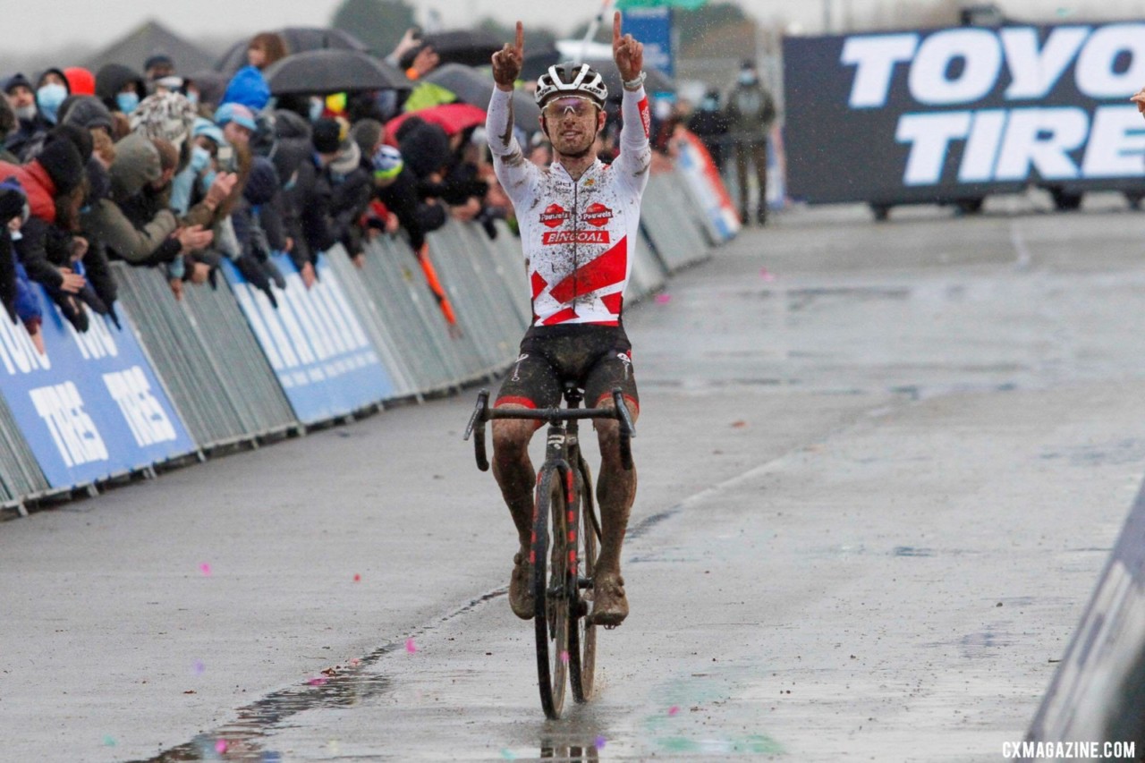 Eli Iserbyt extends his World Cup lead with a win. 2021 Koksijde Cyclocross World Cup Elite Men. © B. Hazen / Cyclocross Magazine