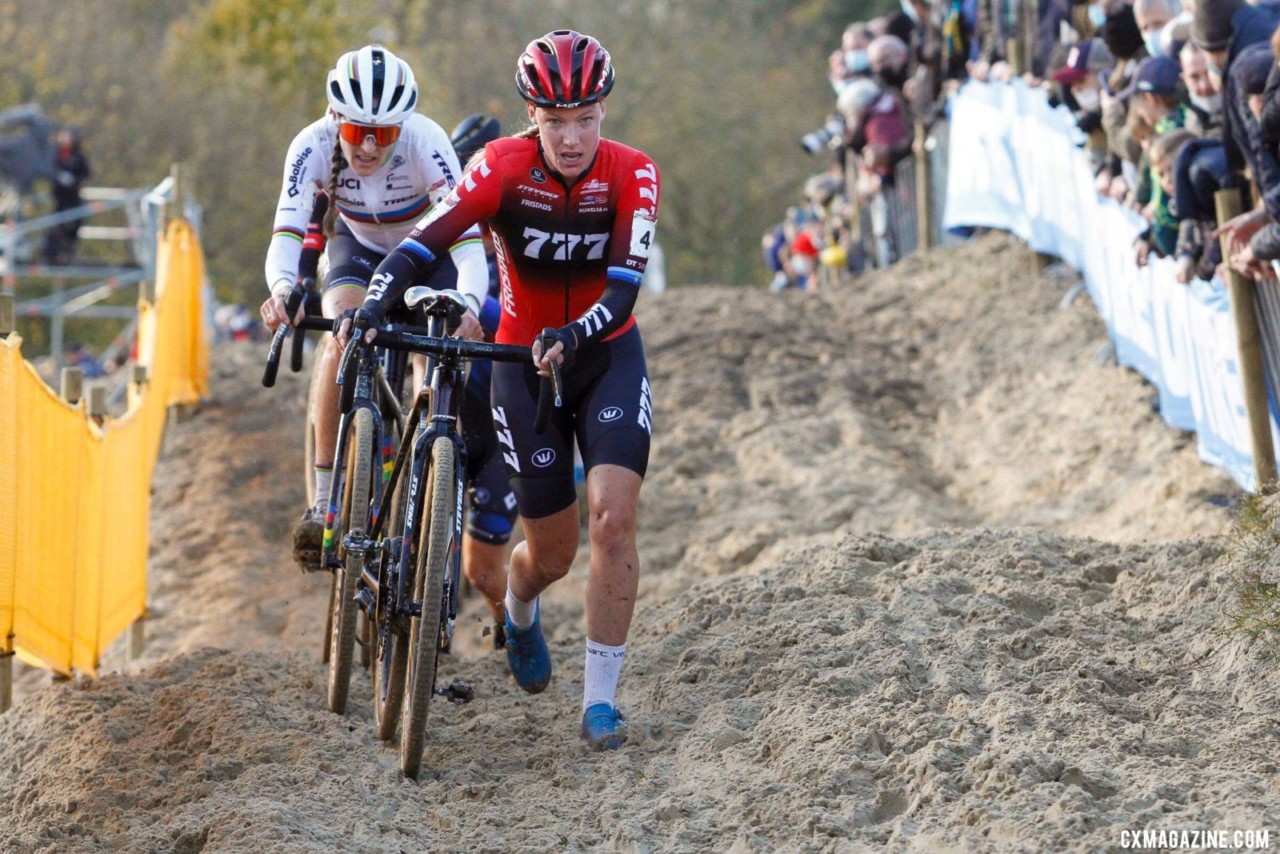 Annemarie Worst leads Lucinda Brand. 2021 Koksijde Cyclocross World Cup Elite Women. © B. Hazen / Cyclocross Magazine