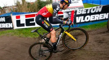 Wout van Aert after the pit drop. 2021 X2O Trofee Azencross Loehout Elite Men. © B. Hazen / Cyclocross Magazine